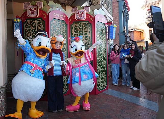 Tourists pose for pictures at Shanghai Disney Resort of east China's Shanghai, Jan. 22, 2025. (Xinhua/Liu Ying)