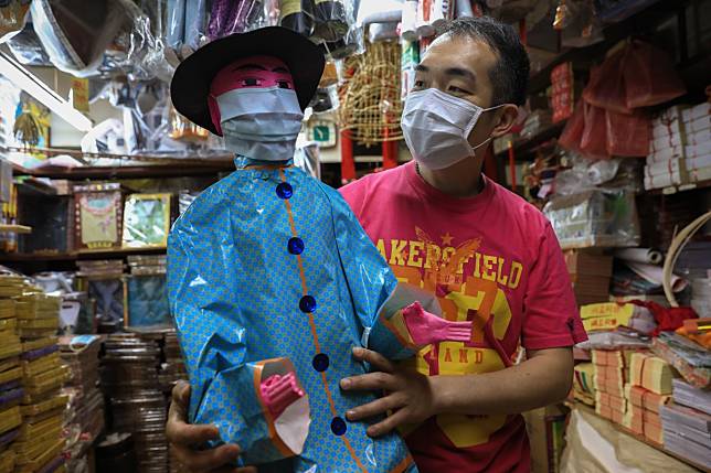 Paper crafting master Au Yeung Ping-chi has experimented with making paper replicas of Hong Kong’s ubiquitous surgical masks. But as the real thing is considerably cheaper, he does not see much market for them. Photo: May Tse