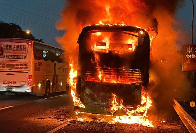 客運在車上44人逃生後即陷入火海全面燃燒。（圖／翻攝畫面）