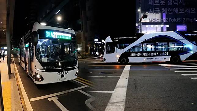 ▲韓國首爾市4日晚間起在合井至東大門之間營運深夜班次的自動駕駛公車「深夜A21」。（圖／擷取自YonhapnewsTV）