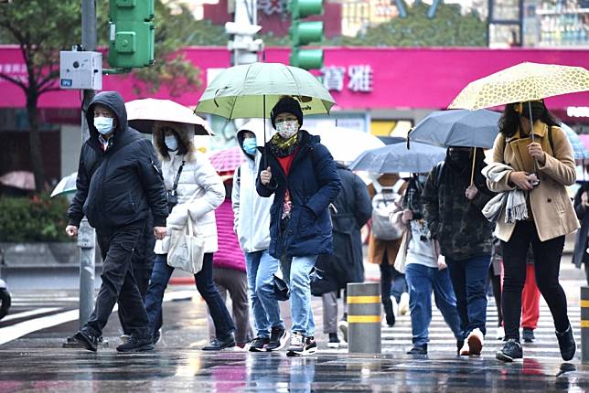 強烈大陸冷氣團伴隨水氣來襲，明天除了寒冷外全台各地皆會有飄雨情形。（資料照片／張哲偉攝）