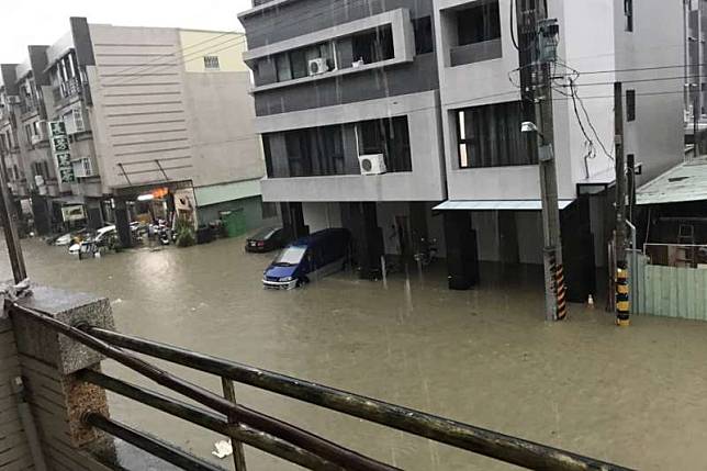 高雄市19日午後遭大雨襲擊，多處傳出淹水災情。高雄市政府也於16時成立災害應變中心。（讀者提供）