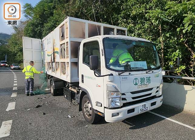 起火貨車停在路邊。(張開裕攝)