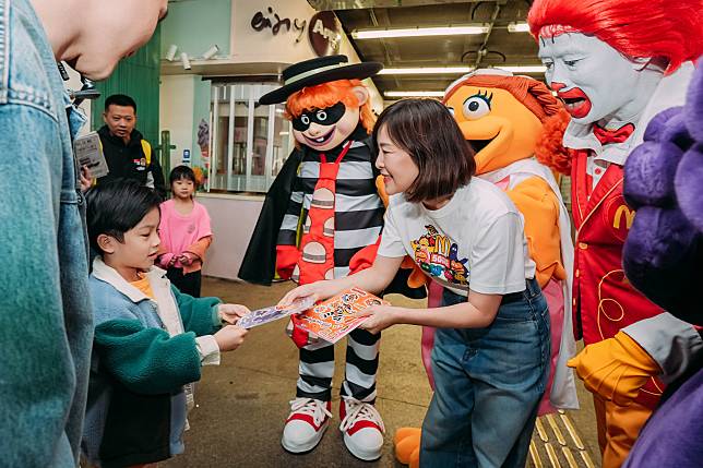 香港麥當勞行政總裁黎韋詩向小朋友派發 50 週年紀念小禮物，貼紙上印有深受大朋友、小朋友喜愛的麥當勞樂園人物。