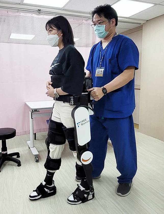林姓女大生車禍癱瘓，以多元復健治療方案、使用機器人訓練行走能力。（記者吳瀛洲攝）