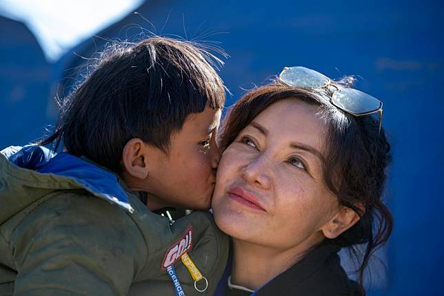 A girl kisses Tan Xiren &reg; at a temporary settlement for quake-affected people in Cuoang Village of Qulho Township in Dingri County in Xigaze, southwest China's Xizang Autonomous Region, Jan. 11, 2025. (Xinhua/Shen Bohan)