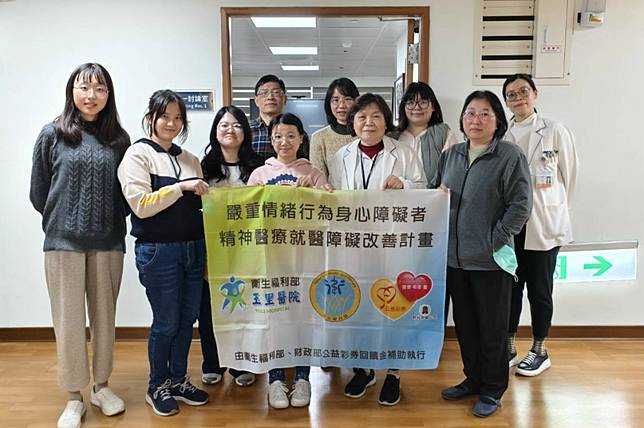 部立玉里醫院兒童青少年精神科主任游舜杰(後排左一)帶領團隊與花蓮慈院兒保醫療中心個案管理師廖夏慧(前排右二)交流。(花蓮慈濟醫院提供)