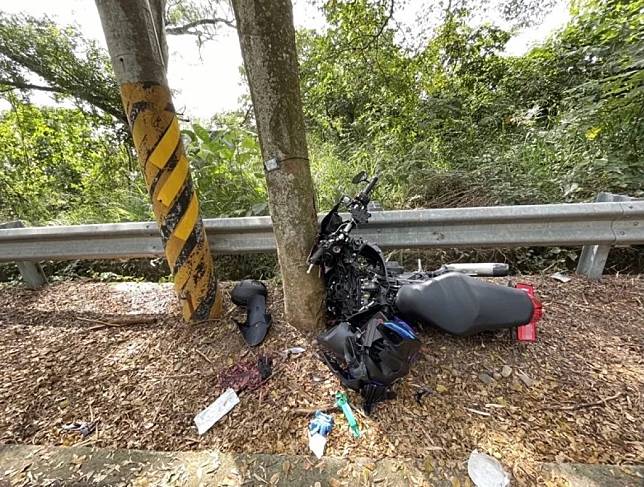 ↑楊姓現役軍人上午騎重型機車行經彰一三九線，疑過彎失控直接撞上路樹，車身當場解體，楊男傷勢嚴重，搶救後仍宣告不治。 （警方提供／中央社）