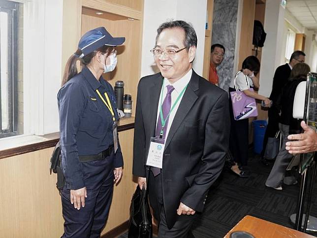 法務部檢察司長郭永發（左2）領軍出庭受矚目。 中央社記者徐肇昌攝  
