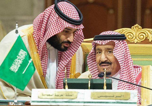 沙烏地阿拉伯王儲薩勒曼（左）在涉及記者命案後，爆出與父親阿卜杜勒國王（右）產生嫌隙，近日鮮少公開露面。   圖：翻攝自薩勒曼臉書