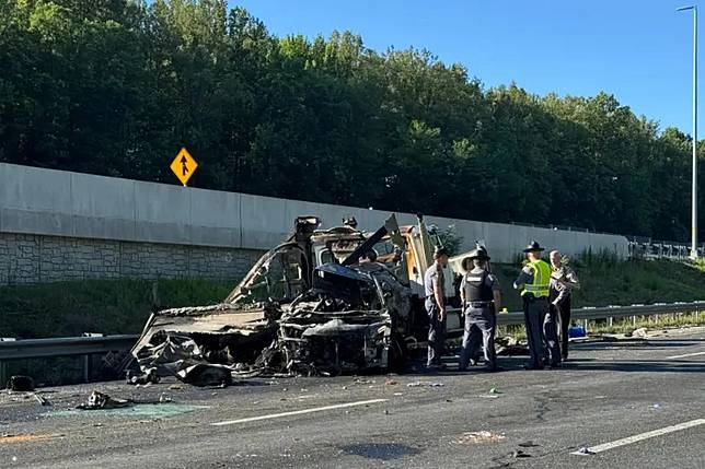    ▲在這起事故中被撞爛、燒毀的其他車輛。（圖／美聯社／達志影像）  