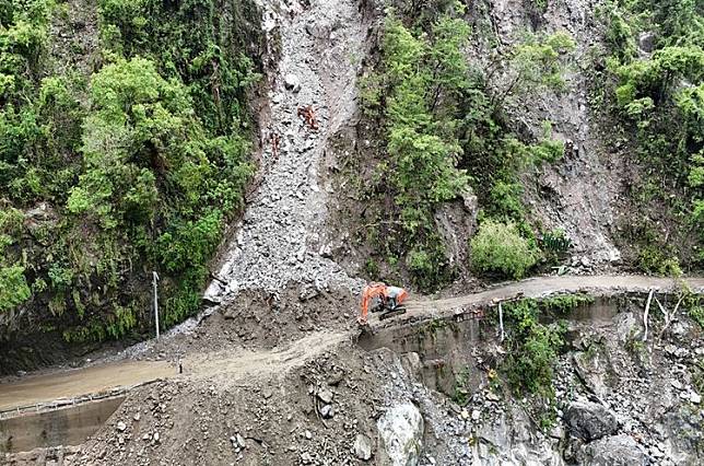 中橫公路受凱米颱風影響造成太魯閣至天祥路段多多處坍方搶修中。公路局提供