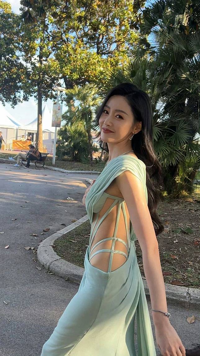 นักแสดงสาวสวยตะลึงในลุคพรมแดง