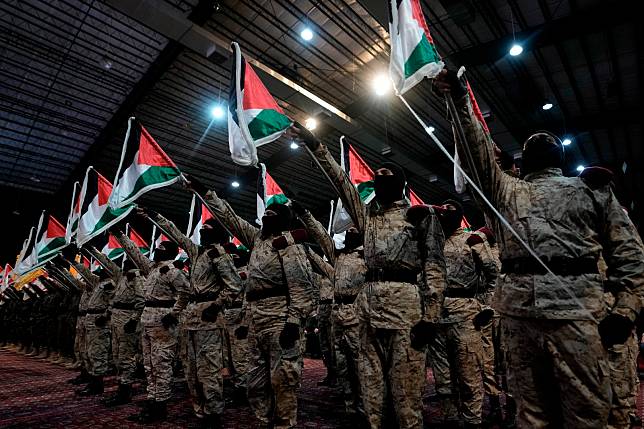 2024年4月5日，黎巴嫩首都貝魯特南部郊區，黎巴嫩真主黨在紀念聖城日活動中舉著巴勒斯坦的旗幟。黎巴嫩真主黨領袖納斯拉勒（Sayyed Hassan Nasrallah）稱，伊朗勢必會報復駐敘利亞使館被空襲導致7死一事。美聯社
