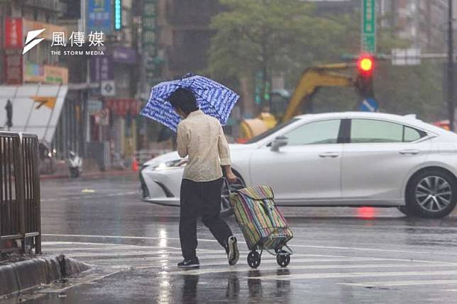 軒嵐諾颱風今（2）日與明日最靠近台灣！一圖看全台風雨時程表。（資料照／顏麟宇攝）