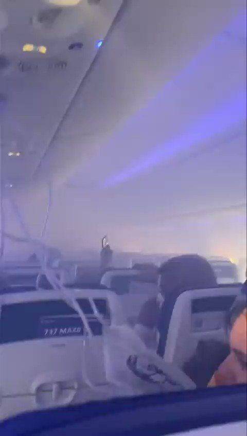 機艙內煙霧瀰漫，影響視線。翻攝推特@OnAviation