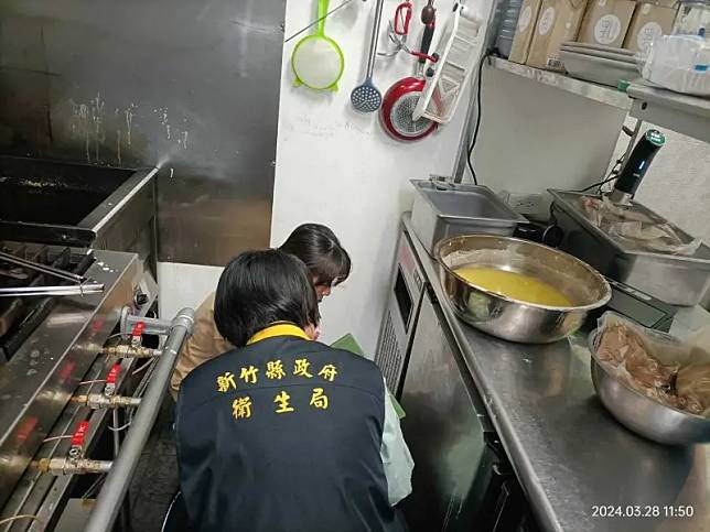 多名客人在竹北某咖哩餐廳用餐後船腹瀉，竹縣接獲陳情後立即稽查餐廳，採檢食材限期改善缺失