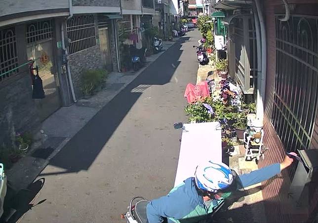 台南市南區大忠里近日出現神秘「發錢男」，一名騎機車男子沿街將裝有現金的信封投入住戶信箱，引發里民熱議，警方目前正調閱監視器追查男子身分及動機。（民眾提供）