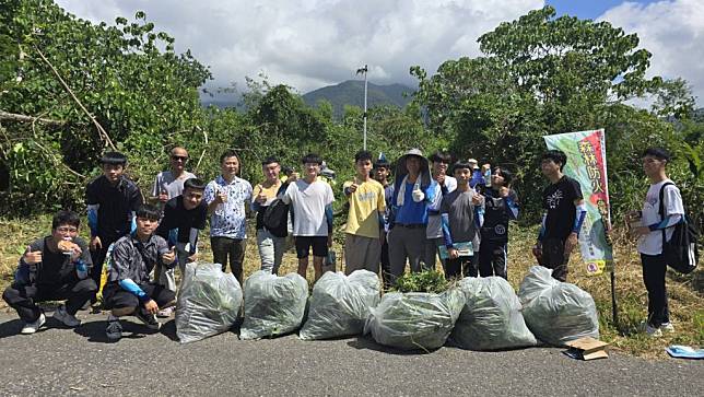 林保署宜蘭分署聯合民眾清除二佰六十九公斤小花蔓澤蘭。（林保署宜蘭分署提供）