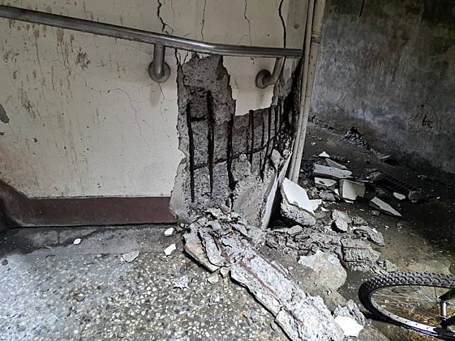 台北市中華路南機場老舊公寓在地震發生後，許多住家門框因受到劇烈搖晃而變形。北市議員應曉薇提供