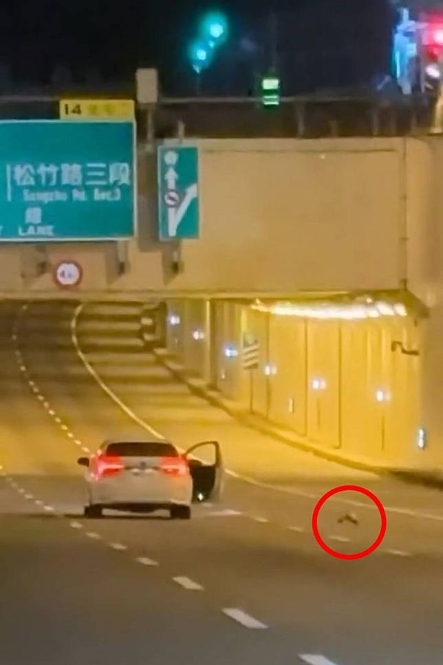 白色轎車行駛在台中74號快速道路往東路段，右側車門未關閉，險象環生，甚至還有物品(紅圈處)從車內掉出。翻攝threads a45678910200