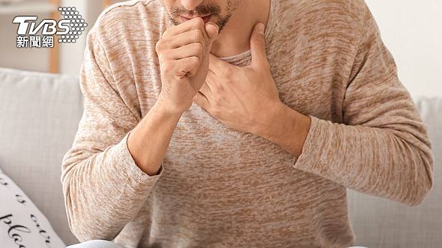 男子反覆咳嗽，X光檢查發現肺部兩側泛白。（示意圖，非當事人／shutterstock達志影像）