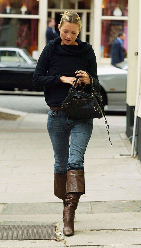 Kate Moss walks down a North London street on September 1, 2003 (Photo by Gareth Cattermole / Getty Images)