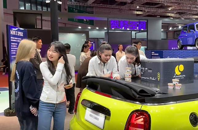 寶馬MINI位於上海車展的攤位，及相關工作人員。