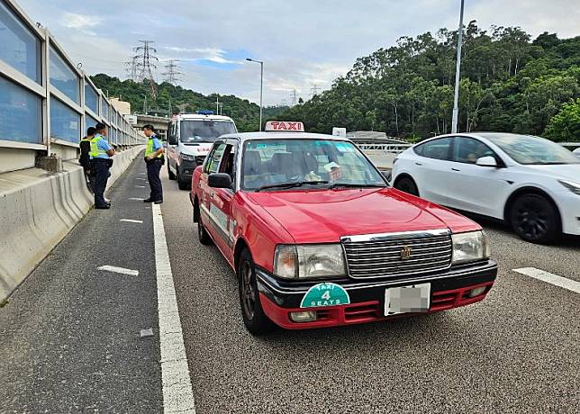 警員在的士內搜出懷疑毒品。(胡德威攝)