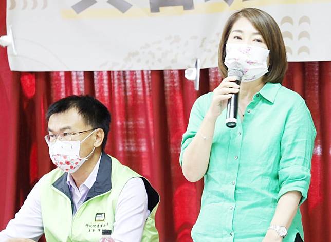 農委會主委陳吉仲（左）二日參加石斑魚產業座談會。（記者毛莉攝）