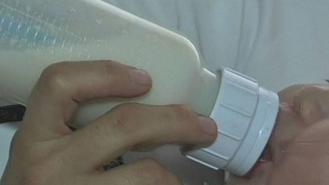一名17歲的媽媽把吩坦尼加入兒子的奶瓶中。（示意圖，圖與本文無關，路透社）