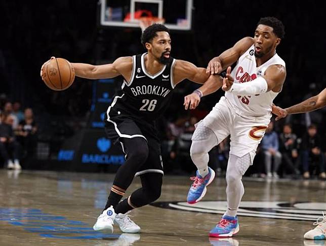 籃網Spencer Dinwiddie(左)持球進攻。（美聯社）