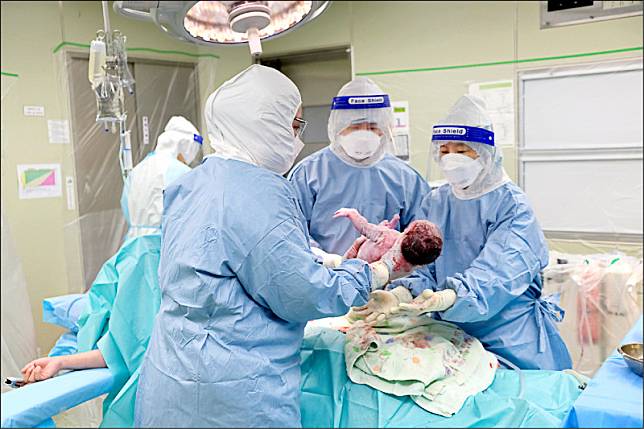 屏基團隊完成武漢肺炎確診孕婦剖腹產手術。(屏東基督教醫院提供)