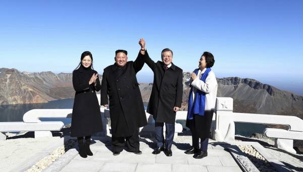 北韓領導人金正恩與南韓總統文在寅20日登上北韓國境內的長白山，共同眺望天池景致。(美聯社)