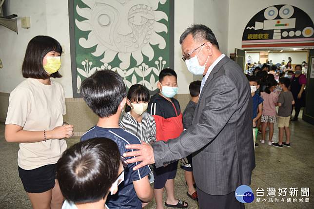 澎湖5至11歲BNT兒童疫苗開打　賴峰偉赴中正國小關心幼童施打狀況