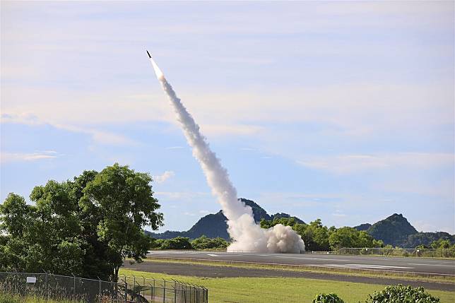 美軍16日在帛琉舉行「擊沉演習」，首度動用「精確打擊飛彈」，擊沉扮演敵軍海上模擬目標的靶船。 （取自DVIDS網站）