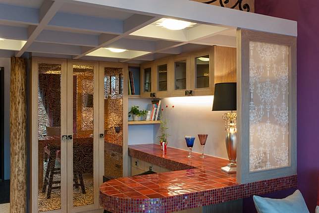 
          <p>位在夾層下方的廚房規劃了吧臺區，不僅具有功能性，也會讓訪客們感到驚艷！</p><p>點此看更多細節：8 坪的小浪漫:異國情調小套房</p><br  /> Credits: homify / <a href=