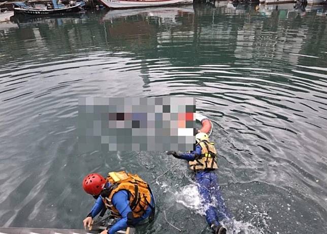 基隆市外木山漁港的前港區海域驚現浮屍，消防到場打撈。