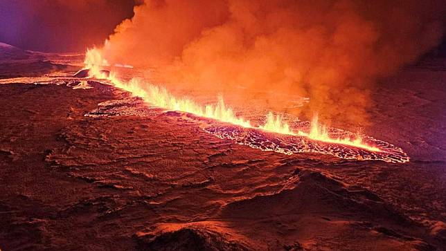 冰島西南端的雷克雅內斯半島火山18日爆發，岩漿流動十分壯觀。路透社