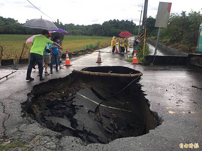 連續多日午後雷陣雨，斗南石龜社區雲187線道路路面今天上午突然塌陷形成一個長約10米、寬5米、深2米的大坑洞。(記者黃淑莉攝)