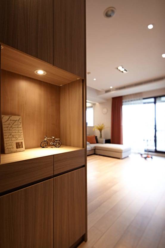 
5.這是一款經典的入口展示櫃設計。純木材質，大致分為上中下三層結構，上面和下面都可以用作收納，中間則可以用來作為展示的窗口。

Credits: homify / <a href=