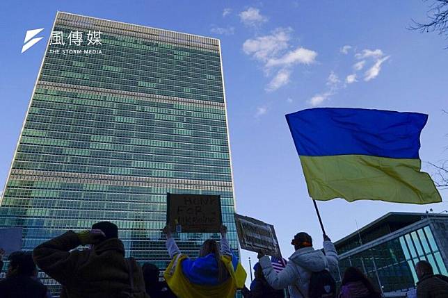 2022年2月27日，民眾在紐約的聯合國總部外示威，聲援正在遭受入侵的烏克蘭。（美聯社）