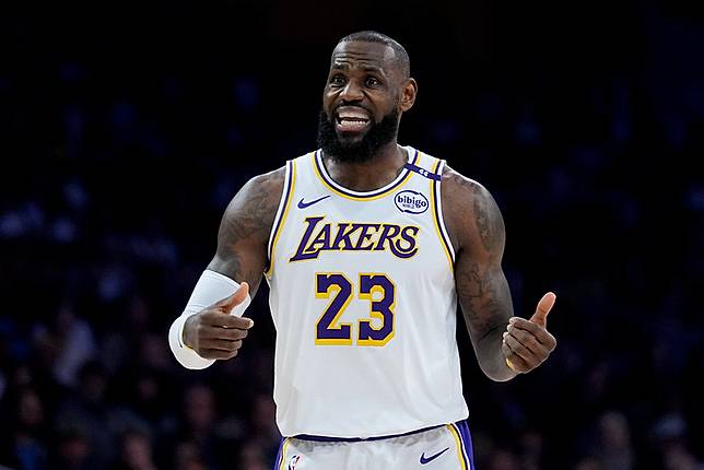 LeBron James認為現在的NBA太多三分球了。（達志影像資料照）