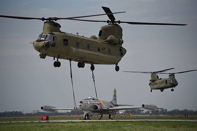  CH-47直升機吊掛F-80C戰鬥機前往維修廠，重新上漆塗裝。（取自DVIDS網站）