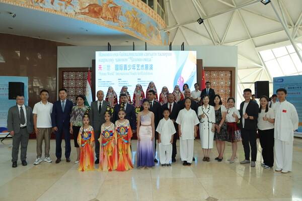 Guests and young artists from China and Tajikistan took a group photo at the event
