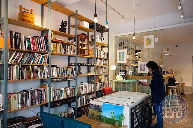 「書旅拾光&Bobooks」一樓為二手書店和咖啡廳。