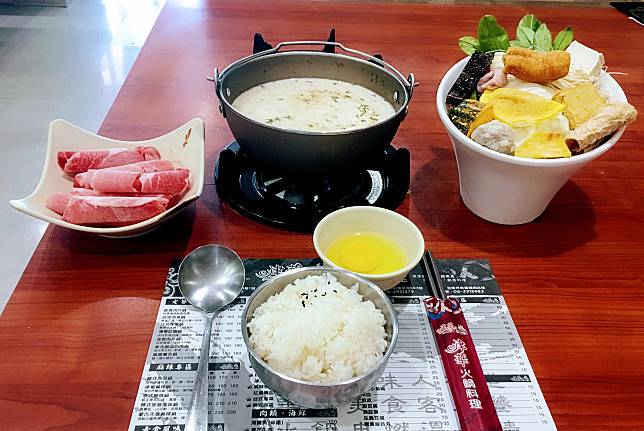 ▲蔬菜、肉類放進這充滿濃濃奶香的湯底烹煮，帶點淡淡的牛奶香的火鍋料，令人一吃就停不下來！（圖片來源/津華火鍋料理）