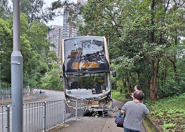 巴士車頭損毀。