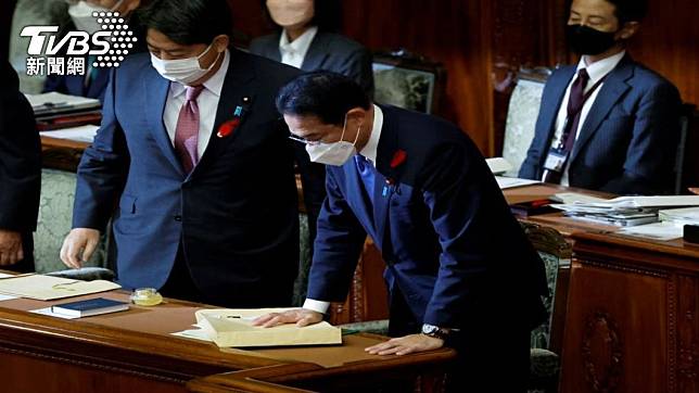 日本時事通訊社13日公布最新民調，岸田內閣支持率，和上個月相比大跌4.9個百分點。（圖／路透社）