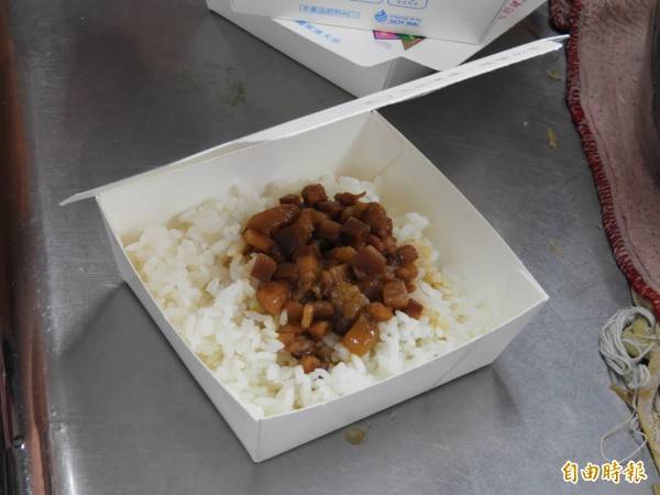 南台灣的「肉燥飯」，指的是豬碎肉和滷汁一同淋上白飯，北部則稱為「滷肉飯」。(記者葛祐豪攝)